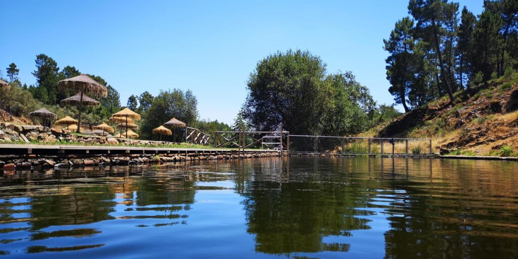 La Piscina Natural de Torre de Don Miguel: Un Paraíso Inclusivo para Todos