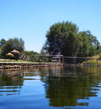 La Piscina Natural de Torre de Don Miguel: Un Paraíso Inclusivo para Todos